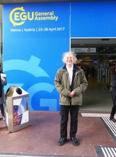 Prof. Weber bei dem Eingang der Großtagung der European Geoscience Union in Wien.